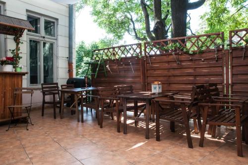 Сад, Antique Hostel in Бухарест