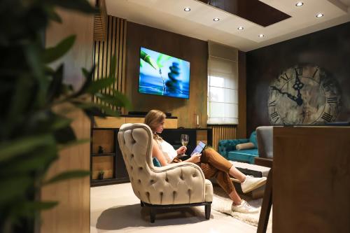 . Design Apartment PLATINIUM SPA LUX 5 STAR "HAVANA" Completely PRIVATE Wellness & Spa FREE INCLUDED Sauna & Jacuzzi & Salt Wall & Fire place & 3D Ceilings & Business WiFi & NETFLIX & Keyless code entry & FULL SMART APP & SECURE 2 Parking place