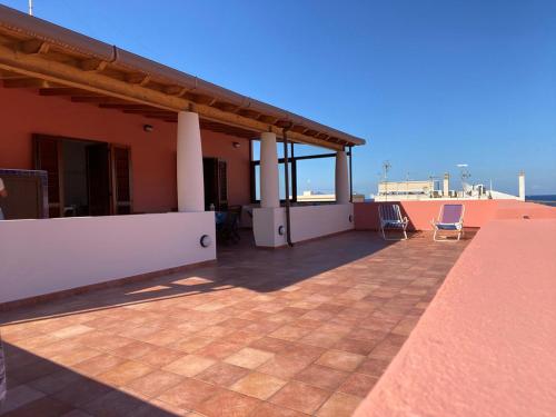 Casa con ampia terrazza vista mare fronte spiaggia