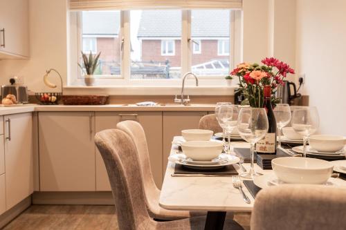 bucătărie, Great 4 bedroom home with garden on the Wirral Peninsula in Birkenhead