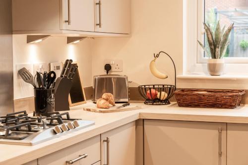 bucătărie, Great 4 bedroom home with garden on the Wirral Peninsula in Birkenhead