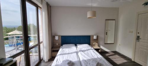 1 queen bed, 1 sofa bed