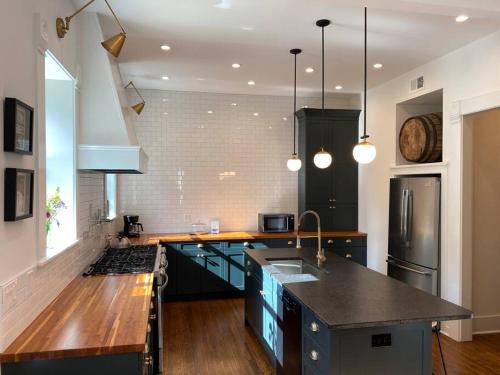 DERBY LUXE 3-story Historic 6 min from Churchill in Louisville, USA