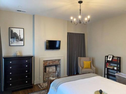 DERBY LUXE 3-story Historic 6 min from Churchill in Louisville, USA
