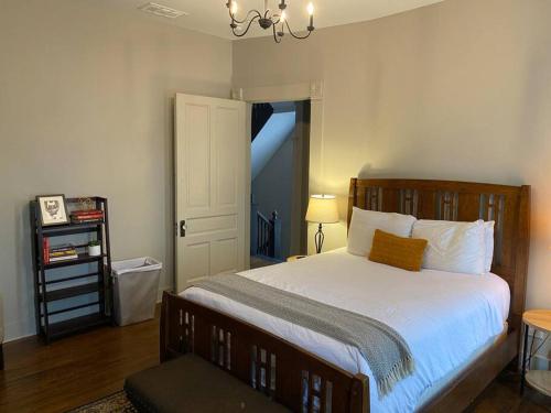 DERBY LUXE 3-story Historic 6 min from Churchill in Louisville, USA