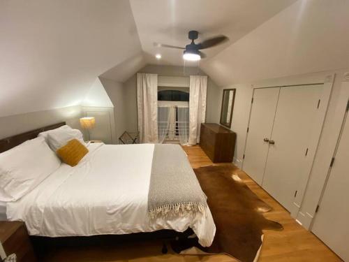 DERBY LUXE 3-story Historic 6 min from Churchill in Louisville, USA