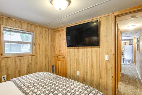 Island Park Cabin Near ATV Trails and Reservoir - image 10