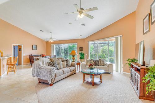 Bright Dunnellon Home with Lanai, 1 Mi to State Park in Dunnellon, USA