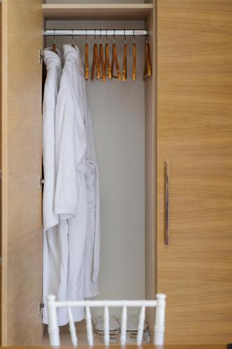 Deluxe Suite with Sea View image 10