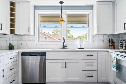 Norwood Park/Edison Park! Workstation & In-unit Laundry! 2nd Floor Apt in Chicago, USA