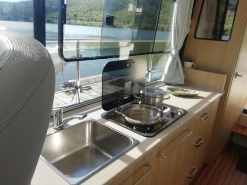 virtuve, Koolhouse Boat in Vila Nova de Foz Coa