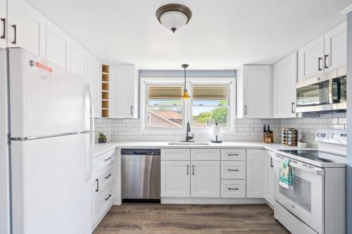 Norwood Park/edison Park! Workstation & In-unit Laundry! 2nd Floor Apt - Chicago, IL