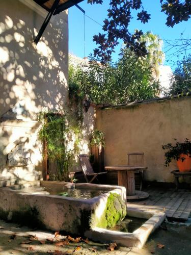 Côté fontaine - Chambre d'hôtes - Orange