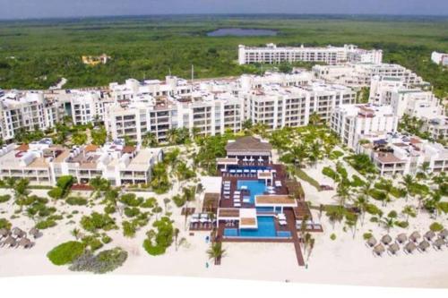 Cancun luxury condo resort-style at prime beach