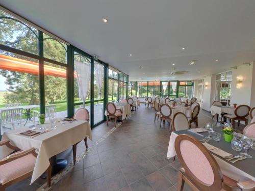 Logis - Hotel Restaurant La Sapiniere - Proche Saint Omer in Wisques