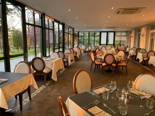 Logis - Hotel Restaurant La Sapiniere - Proche Saint Omer in Wisques