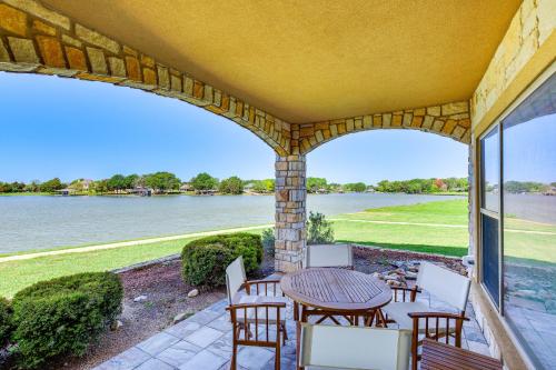 Lakefront Corsicana Condo with Pool Access!