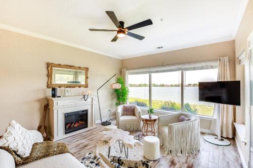 Lakefront Corsicana Condo with Pool Access! in Corsicana, USA