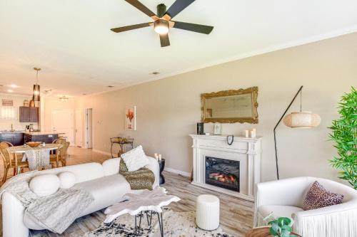 Lakefront Corsicana Condo with Pool Access! in Corsicana, USA