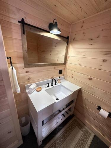 Redwood - Lakeside Cabin in Bradford, USA