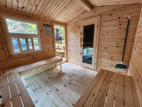 The Hidden Porch at Sir Sam's (hot tub & sauna) in Eagle Lake (ON)