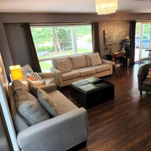 The Hidden Porch at Sir Sam's (hot tub & sauna) in Eagle Lake (ON)