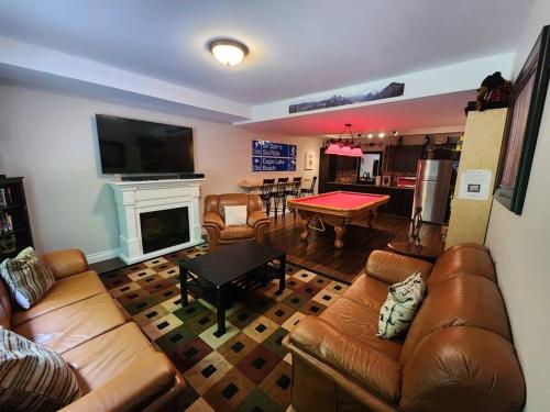 The Hidden Porch at Sir Sam's (hot tub & sauna) in Eagle Lake (ON)