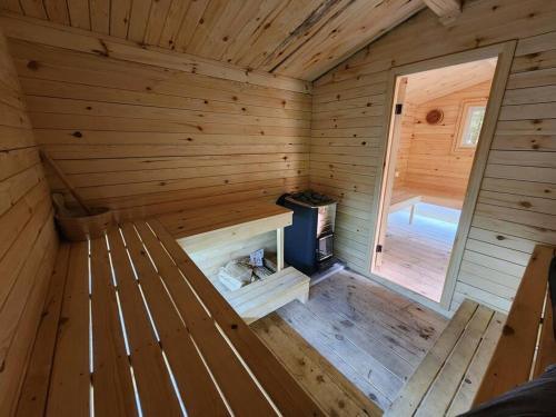 The Hidden Porch at Sir Sam's (hot tub & sauna) in Eagle Lake (ON)