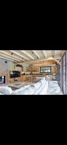 Magnifique chalet en bois avec piscine et jacuzzi