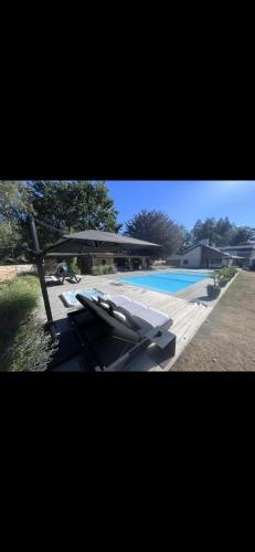 Magnifique chalet en bois avec piscine et jacuzzi