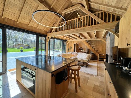 Magnifique chalet en bois avec piscine et jacuzzi