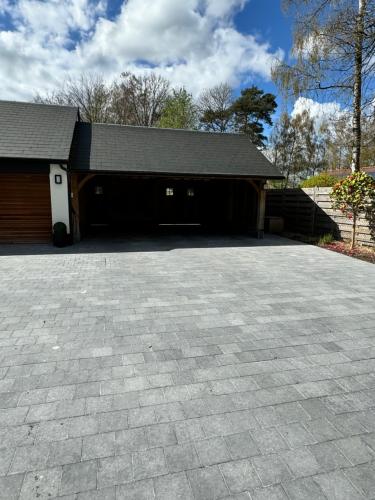 Magnifique chalet en bois avec piscine et jacuzzi