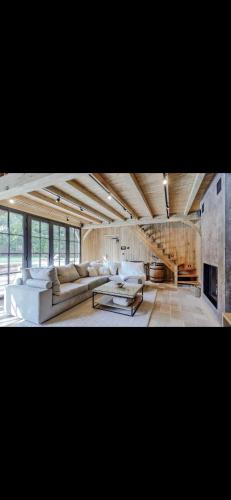 Magnifique chalet en bois avec piscine et jacuzzi