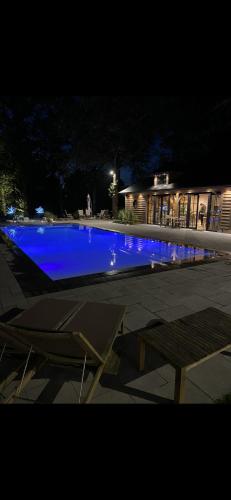 Magnifique chalet en bois avec piscine et jacuzzi