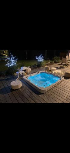 Magnifique chalet en bois avec piscine et jacuzzi