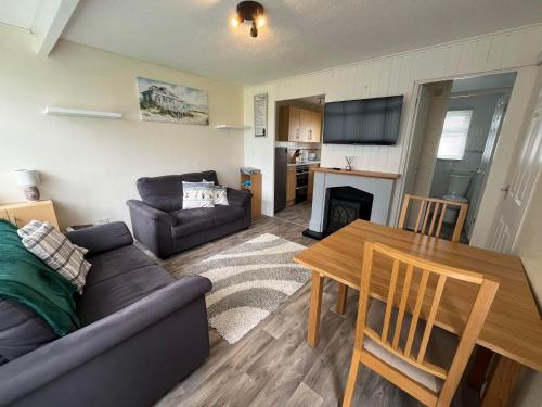 Chalet 192, Hemsby - Two bed chalet, sleeps 5, pet friendly, bed linen and towels included