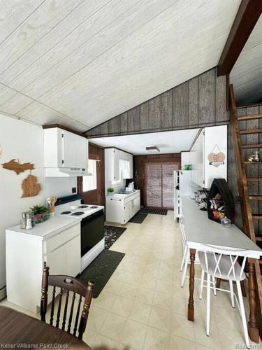 Lakeside Loft - Walk to Lighthouse County Park in Grind Stone City (MI)