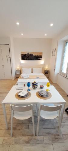 One-Bedroom Apartment image 8