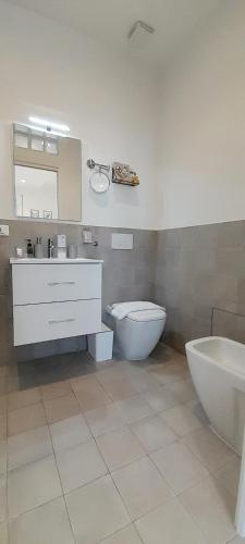 One-Bedroom Apartment image 4
