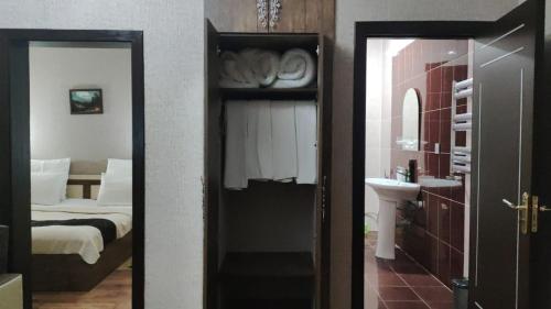 2 twin beds