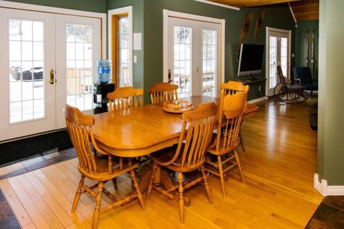 Dingle Run Lodge at Sir Sam's in Eagle Lake (ON)