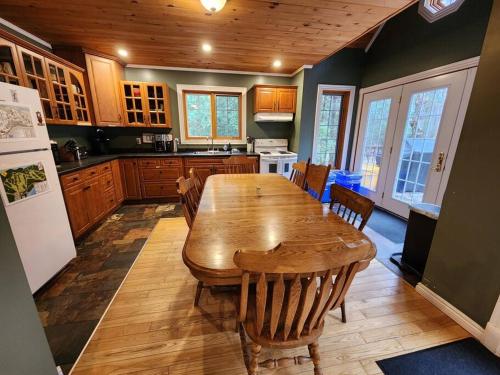 Dingle Run Lodge at Sir Sam's in Eagle Lake (ON)