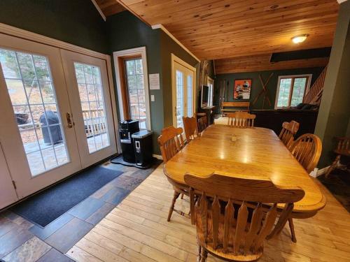 Dingle Run Lodge at Sir Sam's in Eagle Lake (ON)