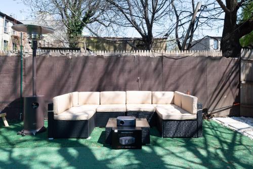Charming 2BR Bkyrd Near Williamsburg in Brooklyn, USA