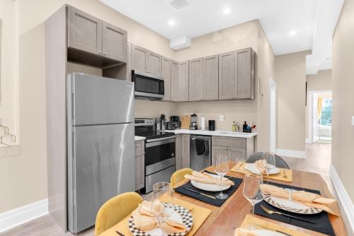 Charming 2BR Bkyrd Near Williamsburg in Brooklyn, USA