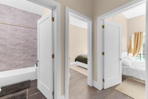 Charming 2BR Bkyrd Near Williamsburg in Brooklyn, USA