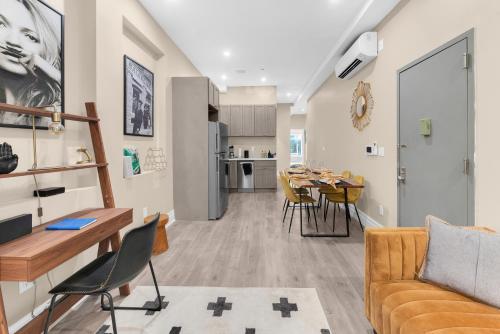 Charming 2BR Bkyrd Near Williamsburg in Brooklyn, USA