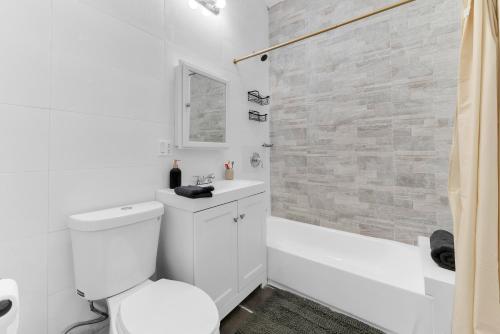 Charming 2BR Bkyrd Near Williamsburg in Brooklyn, USA