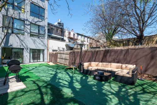 Charming 2BR Bkyrd Near Williamsburg in Brooklyn, USA
