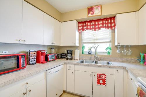 5 Mi to Beach Family-Friendly Home in Clearwater! in Clearwater, USA